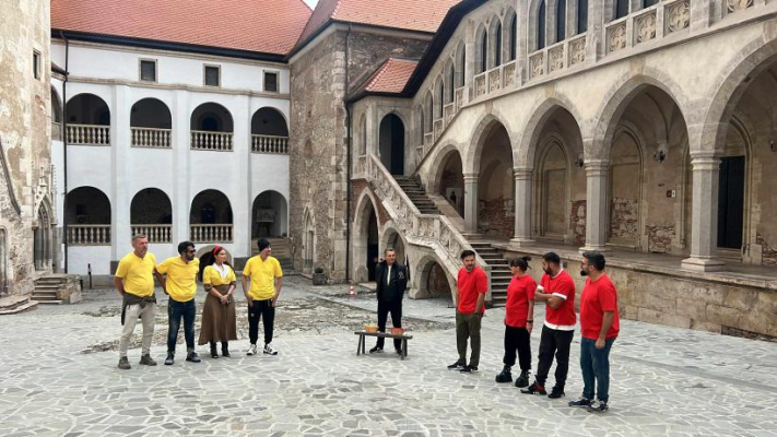 Astăzi, de la ora 20:30, Castelul Corvinilor devine teren de joacă pentru vedete, în ultima etapă Poftiți pe la noi: Poftiți la întrecere, la Antena 1