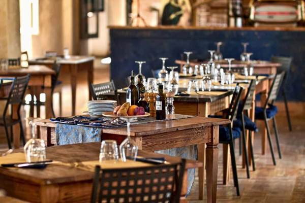 Creșterea TVA în HoReCa, contestată de patronate: „Vânzările ar putea scădea cu 15%, iar 40.000 de angajați riscă să își piardă locul de muncă”