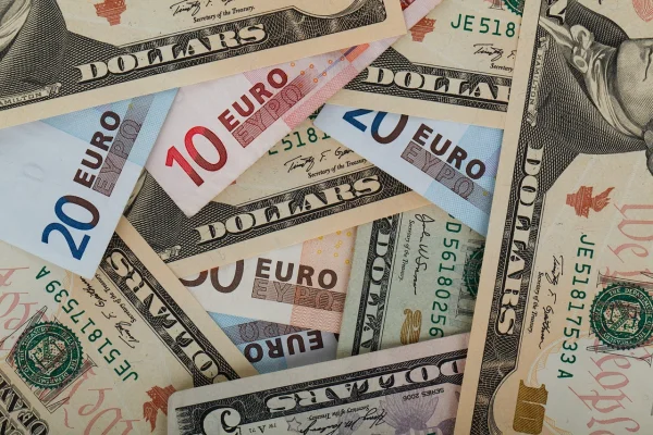 Euro, la cel mai ridicat nivel față de dolar din ultimii patru ani
