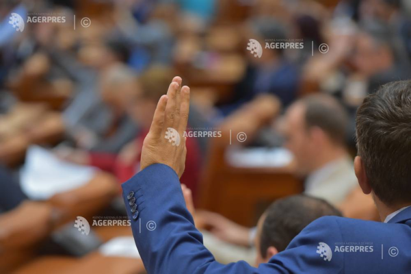 Prima moțiune de cenzură cu care s-a confruntat Guvernul Bolojan a fost respinsă de Parlament (sinteză)