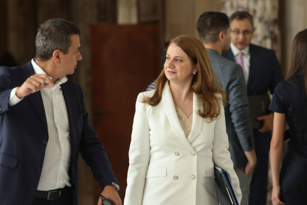 Trei miniștri din Guvernul Ciolacu au cerut bani din Fondul de rezervă știind că bugetul e în colaps. Europa Liberă publică documente semnate pe proprie răspundere