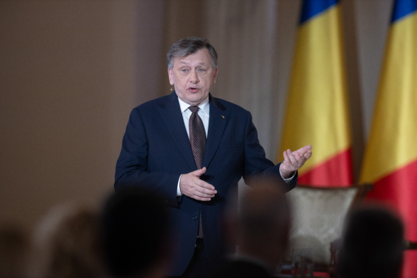 Crin Antonescu: „Bolojan este proiectat în condiția de Zoro care se luptă cu partidele politice, cu toate”