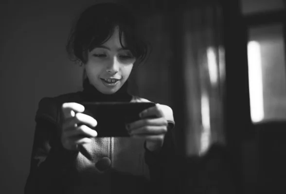 Estonia nu interzice telefoanele în şcoli şi trece la următorul nivel: Negociază licenţe gratuite pentru elevi și profesori cu OpenAI / ”La alegerile locale, tinerii de 16 ani pot vota şi pot vota online prin intermediul telefoanelor mobile”