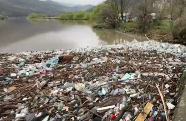 Tone de deșeuri plutesc pe Dunăre. Apele umflate ale râului Cerna au adus gunoaie pe Dunăre, în zona orașului Orșova