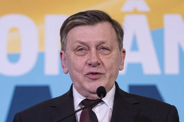 Crin Antonescu se va implica în lupta cu drogurile în rândul tinerilor: Statul va oferi sprijin real pentru ieșirea din dependență, nu stigmatizare