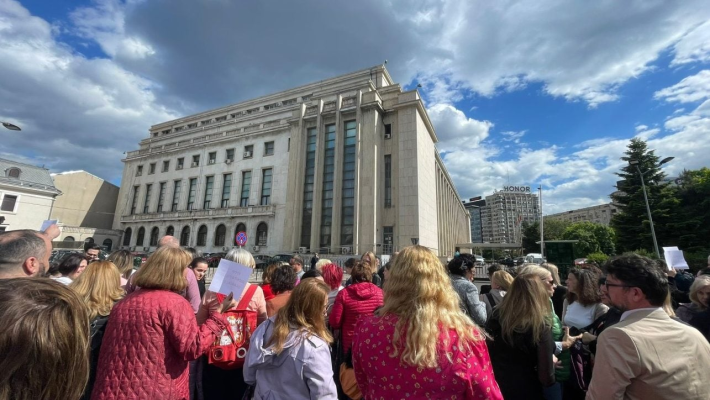 Angajații din Guvernul Bolojan reacționează: „8 ospătari ai RAAPPS, transformați peste noapte în simboluri ale risipei”