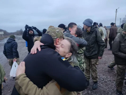 Ruşii şi ucrainenii fac schimb de liste pentru cel mai mare schimb de prizonieri de război