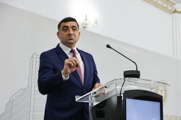 Cultul personalității la George Simion: de la „armata” care-l păzește de jurnaliști la autopromovarea insistentă a întâlnirilor cu lideri europeni REPORTAJ