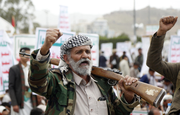 Rebelii Houthi au revendicat atacul asupra navei comerciale care se scufundă în Marea Roșie