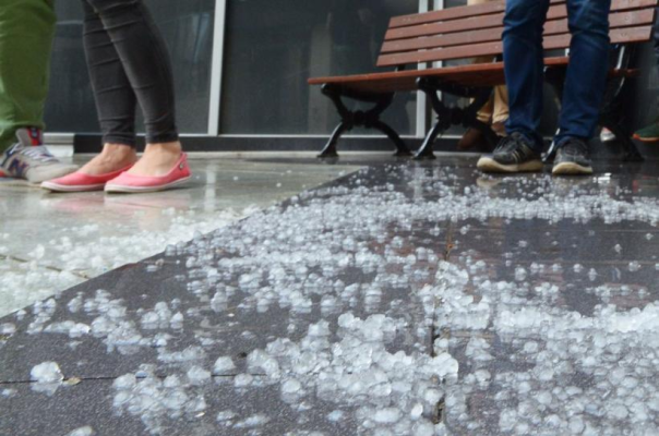 Cod portocaliu de grindină, averse şi vânt în zone din trei judeţe, în ora următoare