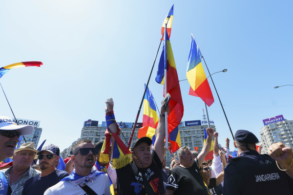 FOTO VIDEO Îmbrânceli cu jandarmii la un protest în Piața Victoriei / Manifestanții scandează „Călin Georgescu președinte”