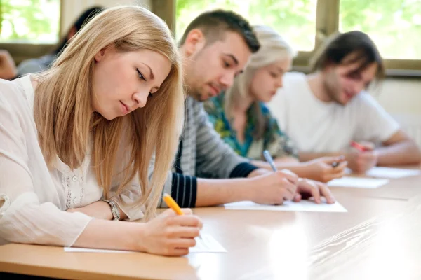 Bacalaureat 2025: Miercuri are loc proba obligatorie a profilului / Absolvenţii de liceu dau examen la Matematică sau Istorie