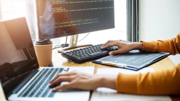 Revoluția AI: Programatorii vor fi înlocuiți până la finalul anului, spun unii experți