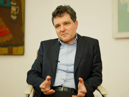 Fost antrenor al echipei SUA la Olimpiada de Matematică, despre Nicuşor Dan: Amabil şi prietenos, ager la minte, cu picioarele pe pământ / „E nevoie de mai mulţi oameni cu inteligenţă analitică, asociată celei emoţionale şi carismei de a conduce”