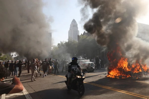 Trump justifică mobilizarea forțelor armate în Los Angeles: „Orașul ar arde în acest moment”