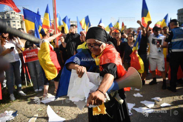 VIDEO/Sute de susținători AUR au ajuns în Piața Victoriei; protest împotriva 'austerității'