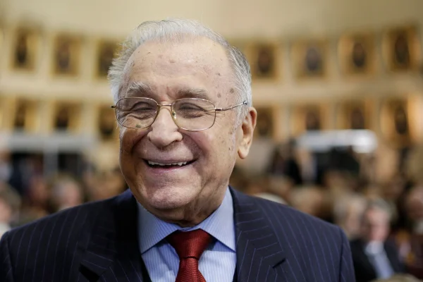 Starea de sănătate a lui Ion Iliescu: Este în continuare la Terapie Intensivă / Au fost efectuate mai multe proceduri medicale, bine tolerate / Starea generală se menține staționară