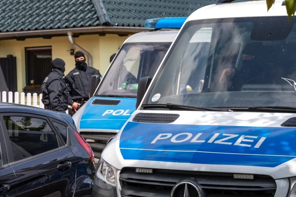 Cinci membri, cu vârste între 14 și 18 ani, ai unei grupări de extremă-dreapta, ARESTAȚI în Germania. Plănuiau atacuri și incendieri