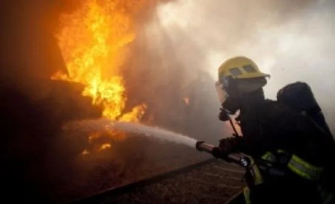 Incendiu la o hală din Mediaș. Pompierii au intervenit timp de trei ore pentru stingerea flăcărilor