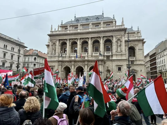 Zeci de mii de persoane au protestat la Budapesta împotriva lui Viktor Orban. Premierul Ungariei și-a numit adversarii „gândaci” care trebuie „curățați” din viața publică | VIDEO