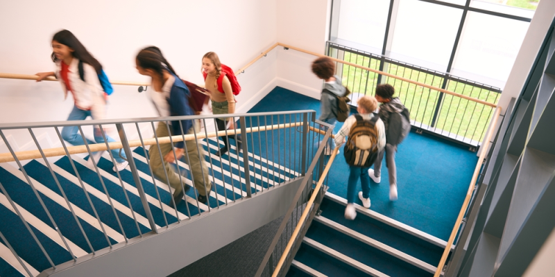 Cine pierde când se taie bursele? 6 din 10 elevi rămân fără sprijin, fără dezbatere, fără alternativă