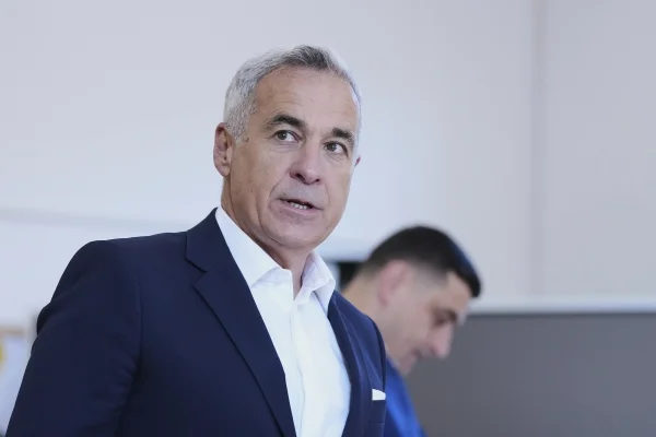 Valul Georgescu persistă în România:  Ce i-au scandat fanii la semnarea controlului judiciar