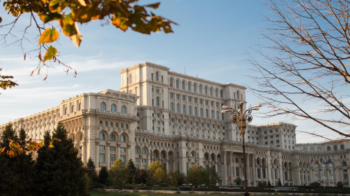 Funcționarii din Parlament cer demontarea tuturor antenelor de pe clădire, după ce le-a fost tăiat „sporul de antenă”