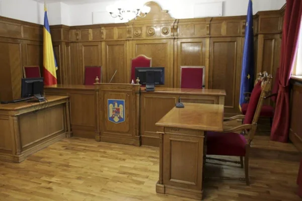 Bărbat reţinut pentru că s-a dat drept avocat timp de 11 ani în instanţele din Brăila şi Galaţi