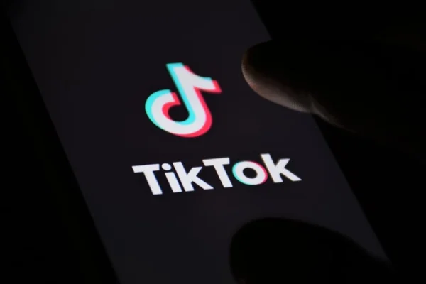 TikTok interzice hashtag-ul „SkinnyTok”, la presiunea autorităților de reglementare din Europa, din cauza trendului care promovează slăbirea extremă