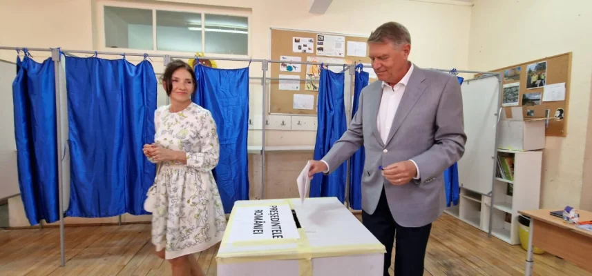 Klaus Iohannis, alături de Carmen Iohannis la vot. Înainte a mers la slujbă, la biserică