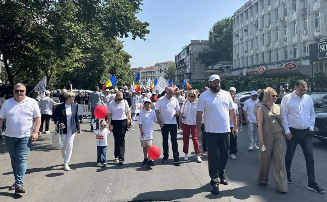 Marșul Familiei și Marșul Pride se desfășoară în paralel la Chișinău / Vezi relatarea LIVE a celor două evenimente pe Ziarul de Gardă