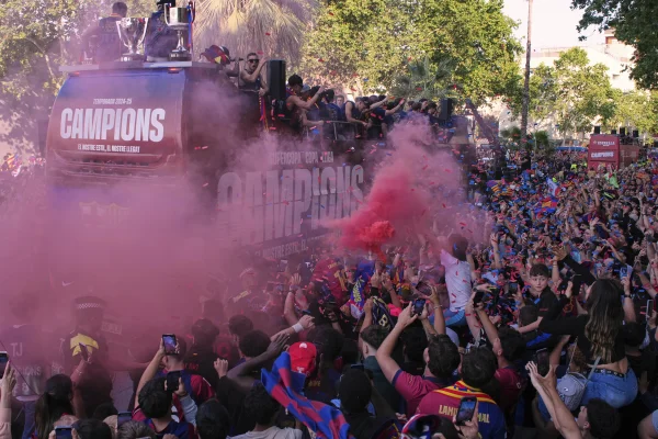 Fiesta pe străzi, cu sute de mii de fani, după ce Barcelona a câștigat titlul de campioană a Spaniei