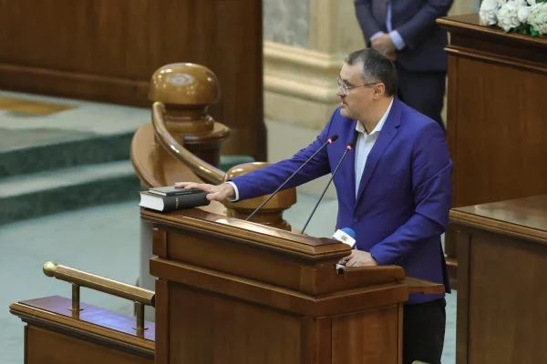 Cristian Ghinea (USR), detalii de la negocieri: Ne explică oameni din PSD la masa de negocieri că trebuie să creștem taxele că așa scrie în PNRR. Le spun politicos că mănâncă rahat și asta îi scoate din minți
