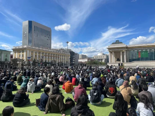 Cum protestele împotriva genților de firmă și plimbărilor cu elicopterul au aruncat Mongolia într-o criză politică și au provocat demisia prim-ministrului