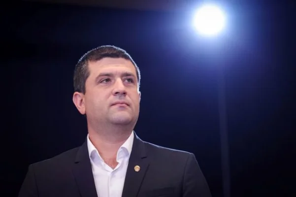 Radu Miruţă (USR) cere explicaţii autorităţilor susţinând că, la Târgu Jiu, ambulanţa nu poate intra pe heliport din cauza porţilor încuiate, elicopterul solicitat pentru urgenţe medicale trebuind să „sară gardul” pentru a ajunge la maşină / Precizări IGAv - VIDEO