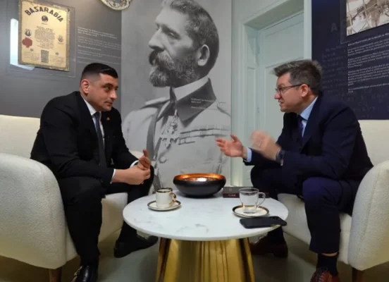 Mihail Neamțu (AUR) rămâne la șefia Comisiei de Cultură după ce a distribuit o poză trucată cu ministrul Oana Țoiu. Simion refuză să-l schimbe