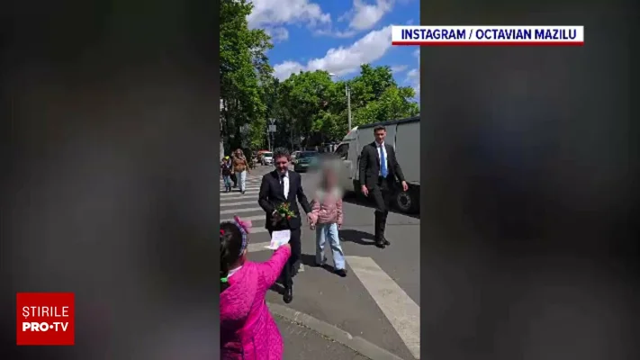 Cum a fost surprins Nicușor Dan alături de fiica sa, după victoria la alegerile prezidențiale. Imaginile au devenit virale