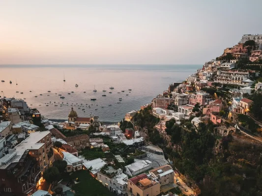 Cât costă o locuință în Italia? În Milano, 2.000 de euro pe lună, în Palermo, 700 de euro, costuri în care intră rata la bancă și întreținerea / Familiile italiene cheltuiesc, în medie, 1.298 de euro pe lună pentru întreținerea unei locuințe
