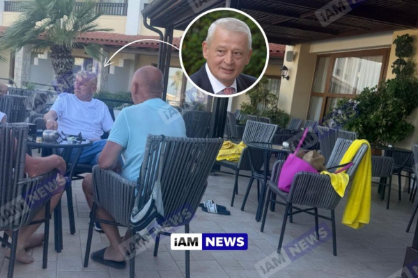 Sorin Oprescu, fotografiat relaxat la masă cu prietenii, pe terasa unui hotel din Grecia deși în România este condamnat la 10 ani și 8 luni de închisoare