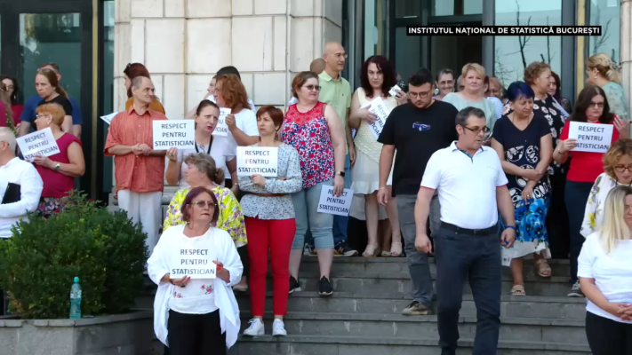 Angajați ai INS, ANAF și Apele Române continuă protestele, nemulțumiți de „tăierile care ocolesc politicienii”