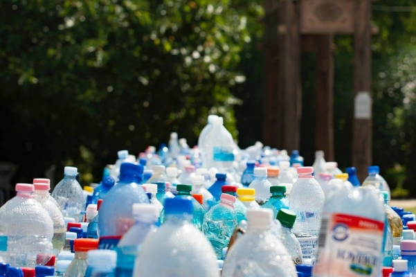 Lumea generează 220 de milioane de tone de deşeuri de plastic şi reciclează mai puţin de 10%