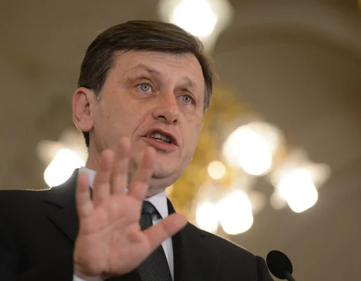 Crin Antonescu: Am dreptul să nu fiu luat ”în turmă pentru o nouă ‘salvare’ a ţării”. Am propria mea alegere