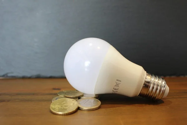 Consumatorii de energie care depăşesc 255 kWh pe lună ar putea beneficia de facturi mai mici din iulie