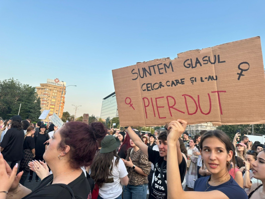 VIDEO Protest împotriva femicidului, în Piața Victoriei: ”Când misoginii scriu legi, agresorii sunt protejați” / 26 de femei au fost ucise doar în 2025 / Președintele Dan, apel la polițiști și magistrați: ”Prea multe semnale de alarmă au fost ignorate”