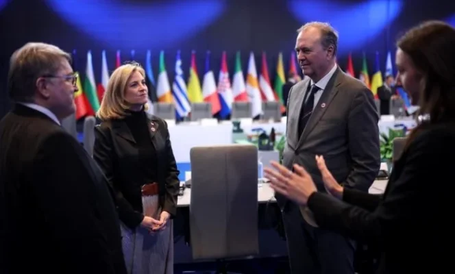 Emil Hurezeanu susţine adoptarea celui de-al 17-lea pachet de ajutor pentru Ucraina, la reuniunea miniştrilor de externe de la Liov