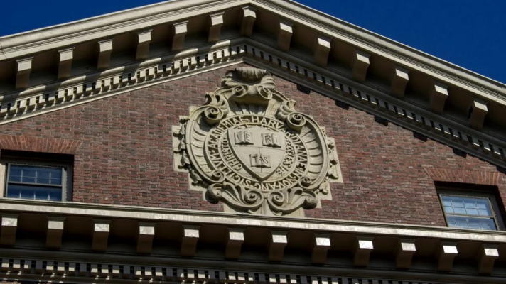 Harvard acuză administrația Trump de tăieri ilegale și atac la la autonomia universitară: „Guvernul vrea să controleze până și ce putem preda”