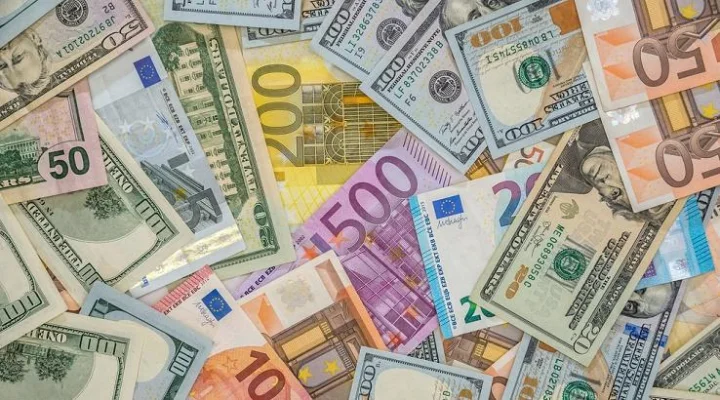 Leul s-a depreciat, marţi, în raport cu principalele valute