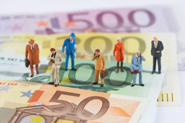 Ucraina nu va plăti o datorie de peste o jumătate de miliard de dolari deţinătorilor de titluri legate de PIB, scadentă pe 2 iunie /  Economia Ucrainei s-a prăbuşit cu aproape 30% după invazia Rusiei din 2022