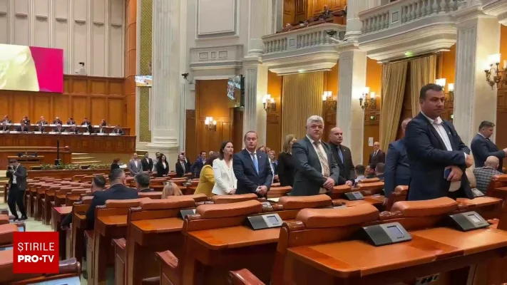 VIDEO. Gest lipsit de respect, făcut de membrii POT și SOS România în Parlament, la depunerea jurământului lui Nicușor Dan