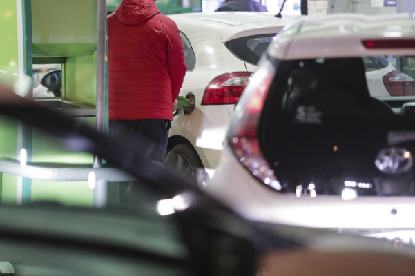 PROGRAM DE GUVERNARE Accize majorate cu 10%. Carburanții s-ar putea scumpi cu 30 de bani/l. Majorări de prețuri și la electricitate, gaze, tutun sau alcool